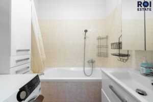 Prodej prosvětleného bytu 2+kk s balkonem a klimatizací – Brno, Komárov