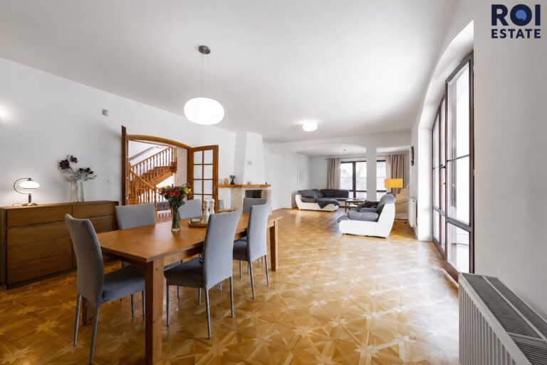 Rodinné sídlo u lesa | 3 509 m² soukromí | Bazén, sauna, 2 garáže | Ochoz u Brna
