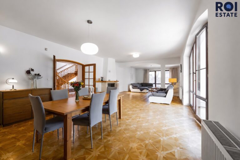Rodinné sídlo u lesa | 3 509 m² soukromí | Bazén, sauna, 2 garáže | Ochoz u Brna