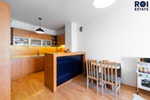 Prodej prosvětleného bytu 2+kk s balkonem a klimatizací – Brno, Komárov