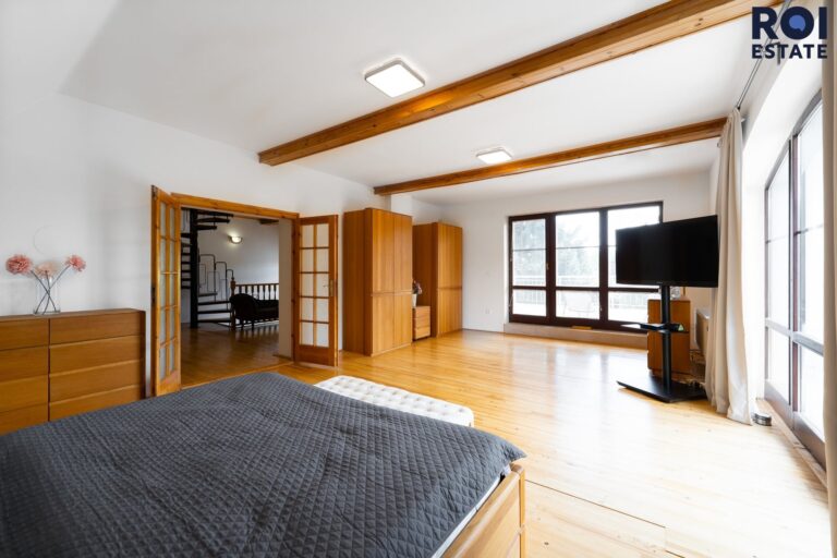 Rodinné sídlo u lesa | 3 509 m² soukromí | Bazén, sauna, 2 garáže | Ochoz u Brna