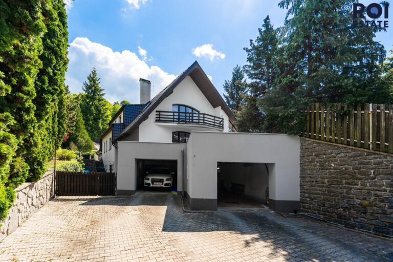 Rodinné sídlo u lesa | 3 509 m² soukromí | Bazén, sauna, 2 garáže | Ochoz u Brna