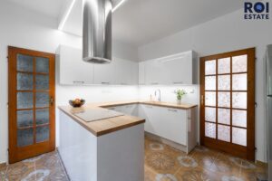 Rodinné sídlo u lesa | 3 509 m² soukromí | Bazén, sauna, 2 garáže | Ochoz u Brna