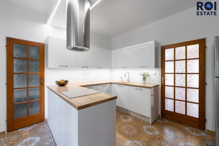 Rodinné sídlo u lesa | 3 509 m² soukromí | Bazén, sauna, 2 garáže | Ochoz u Brna