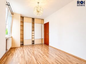 Prodej světlého bytu 3+kk s balkonem a vlastním parkováním v Nupakách – klidná lokalita blízko Prahy