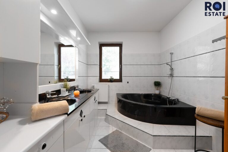 Rodinné sídlo u lesa | 3 509 m² soukromí | Bazén, sauna, 2 garáže | Ochoz u Brna
