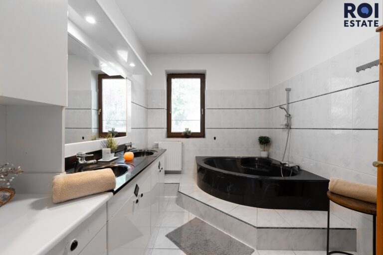 Rodinné sídlo u lesa | 3 509 m² soukromí | Bazén, sauna, 2 garáže | Ochoz u Brna