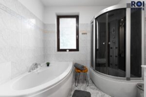 Rodinné sídlo u lesa | 3 509 m² soukromí | Bazén, sauna, 2 garáže | Ochoz u Brna