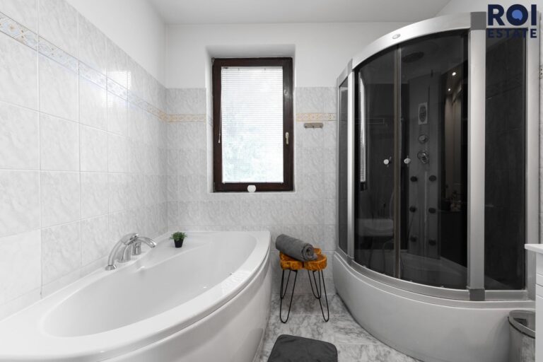 Rodinné sídlo u lesa | 3 509 m² soukromí | Bazén, sauna, 2 garáže | Ochoz u Brna
