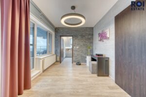 Pronájem luxusního bytu 3+kk, 80 m² – Moravany s garáží a venkovním parkovacím stáním!