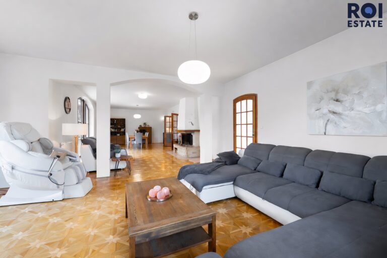 Rodinné sídlo u lesa | 3 509 m² soukromí | Bazén, sauna, 2 garáže | Ochoz u Brna