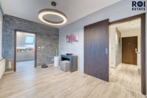 Pronájem luxusního bytu 3+kk, 80 m² – Moravany s garáží a venkovním parkovacím stáním!