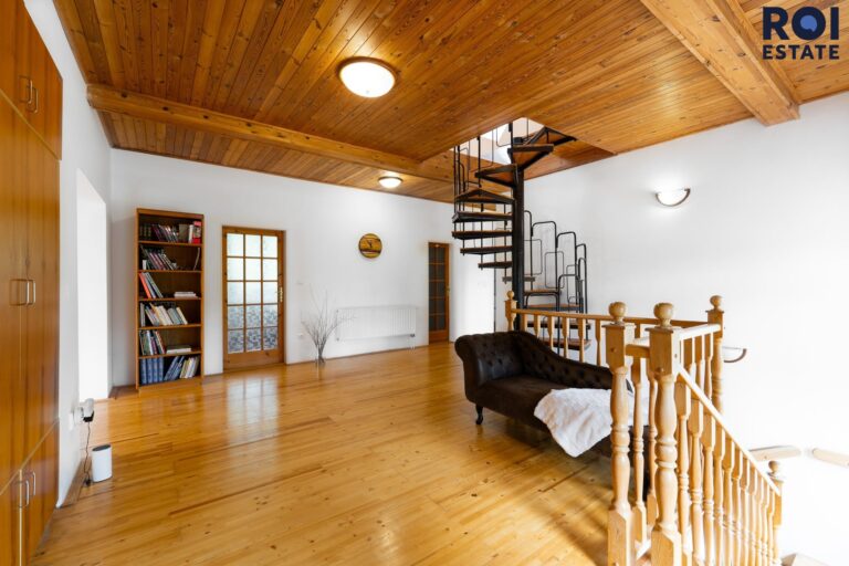 Rodinné sídlo u lesa | 3 509 m² soukromí | Bazén, sauna, 2 garáže | Ochoz u Brna