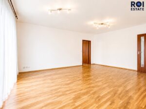 Prodej světlého bytu 3+kk s balkonem a vlastním parkováním v Nupakách – klidná lokalita blízko Prahy