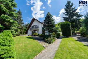 Rodinné sídlo u lesa | 3 509 m² soukromí | Bazén, sauna, 2 garáže | Ochoz u Brna
