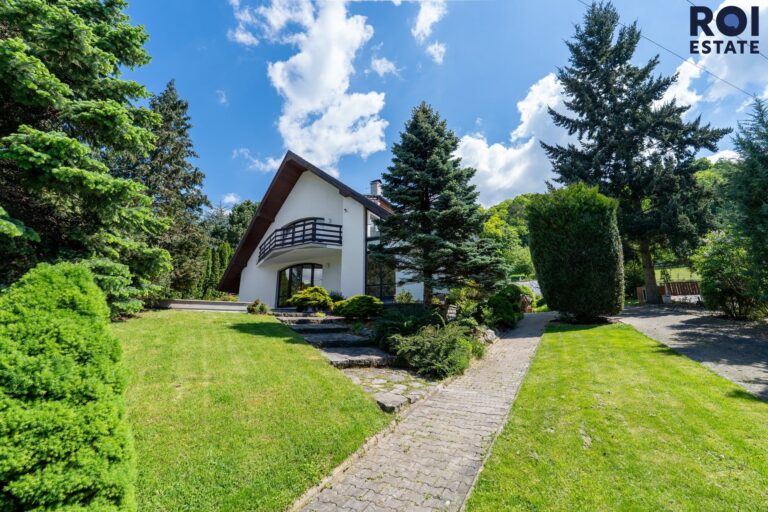 Rodinné sídlo u lesa | 3 509 m² soukromí | Bazén, sauna, 2 garáže | Ochoz u Brna