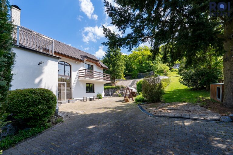 Rodinné sídlo u lesa | 3 509 m² soukromí | Bazén, sauna, 2 garáže | Ochoz u Brna