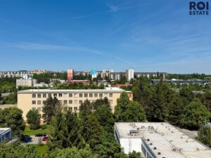 Pronájem velmi světlého a prostorného bytu 3+1 s balkonem a sklepem 77 m², Brno – Černá Pole