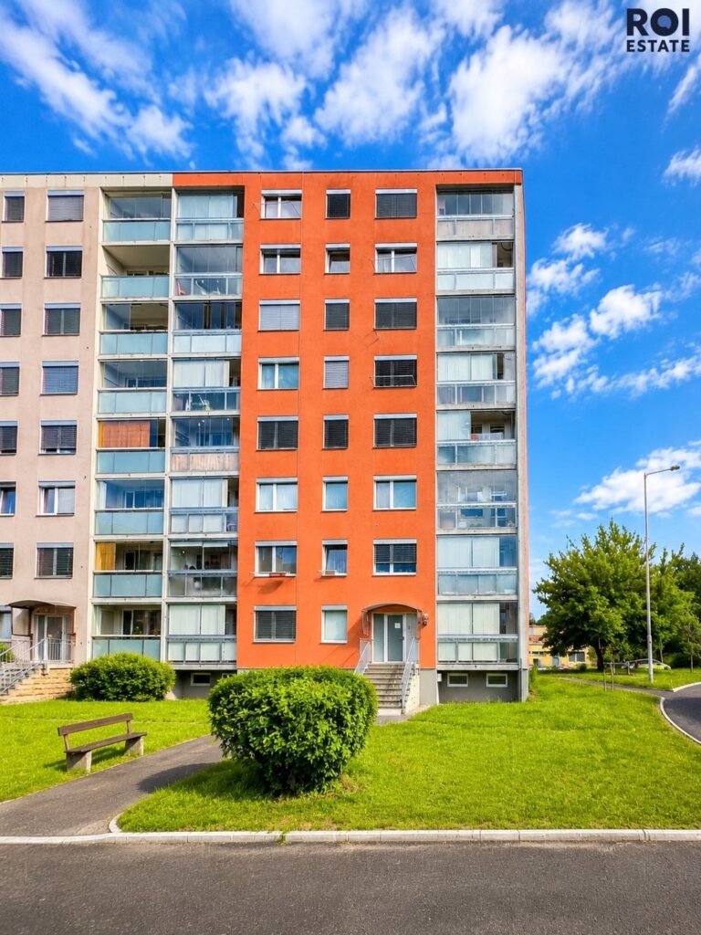 Pronájem světlého 1+kk s komorou v Praze – Modřanech