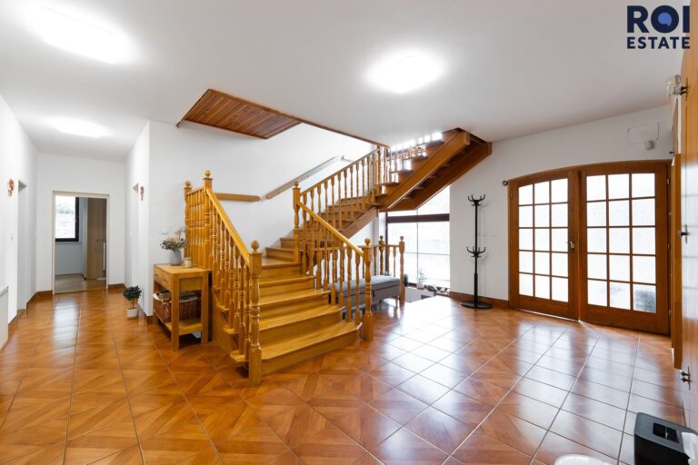 Rodinné sídlo u lesa | 3 509 m² soukromí | Bazén, sauna, 2 garáže | Ochoz u Brna