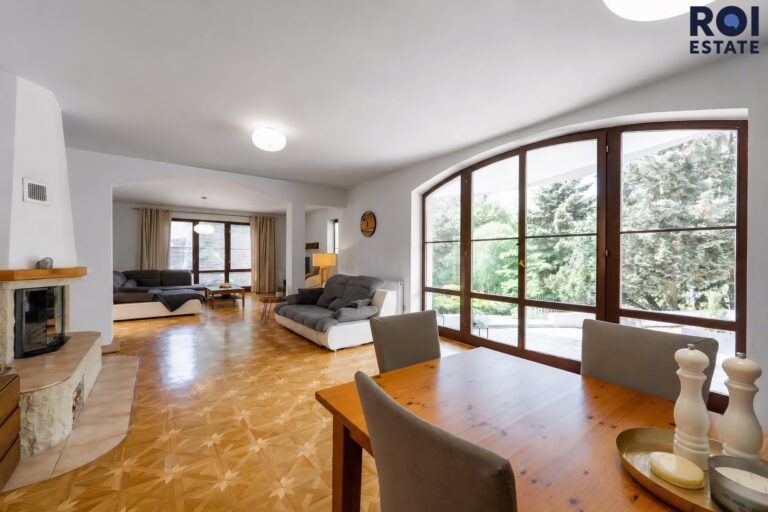 Rodinné sídlo u lesa | 3 509 m² soukromí | Bazén, sauna, 2 garáže | Ochoz u Brna