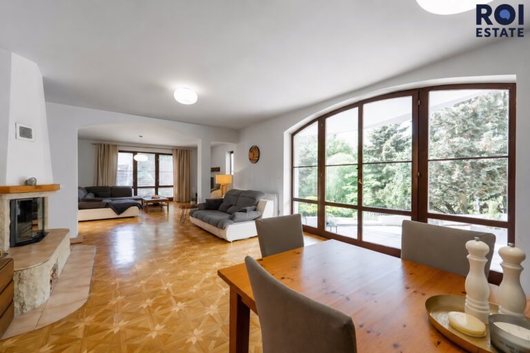 Rodinné sídlo u lesa | 3 509 m² soukromí | Bazén, sauna, 2 garáže | Ochoz u Brna