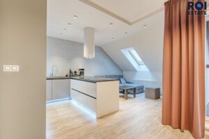 Pronájem luxusního bytu 3+kk, 80 m² – Moravany s garáží a venkovním parkovacím stáním!