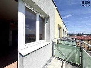 Pronájem velmi světlého a prostorného bytu 3+1 s balkonem a sklepem 77 m², Brno – Černá Pole