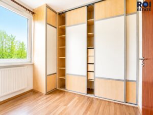 Prodej světlého bytu 3+kk s balkonem a vlastním parkováním v Nupakách – klidná lokalita blízko Prahy