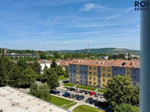 Pronájem velmi světlého a prostorného bytu 3+1 s balkonem a sklepem 77 m², Brno – Černá Pole