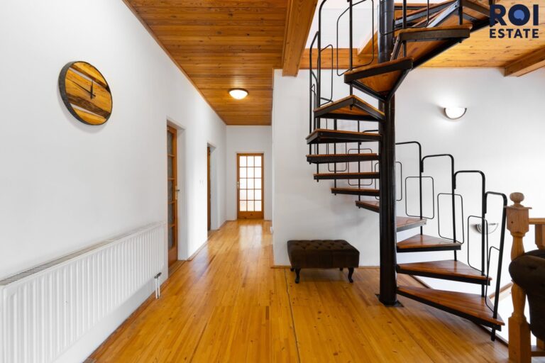Rodinné sídlo u lesa | 3 509 m² soukromí | Bazén, sauna, 2 garáže | Ochoz u Brna