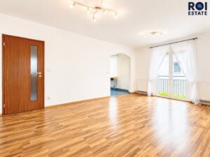 Prodej světlého bytu 3+kk s balkonem a vlastním parkováním v Nupakách – klidná lokalita blízko Prahy