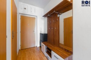 Prodej prosvětleného bytu 2+kk s balkonem a klimatizací – Brno, Komárov