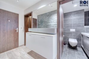 Pronájem luxusního bytu 3+kk, 80 m² – Moravany s garáží a venkovním parkovacím stáním!