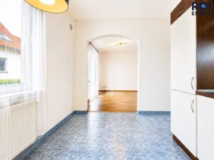 Prodej světlého bytu 3+kk s balkonem a vlastním parkováním v Nupakách – klidná lokalita blízko Prahy