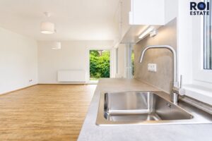 Pronájem rodinného domu 82 m² se zahradou 992 m² a terasou, Statenice