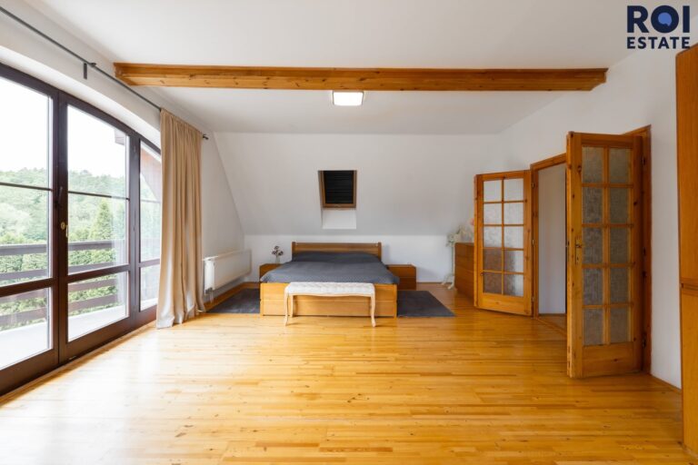 Rodinné sídlo u lesa | 3 509 m² soukromí | Bazén, sauna, 2 garáže | Ochoz u Brna