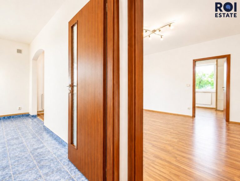 Prodej světlého bytu 3+kk s balkonem a vlastním parkováním v Nupakách – klidná lokalita blízko Prahy