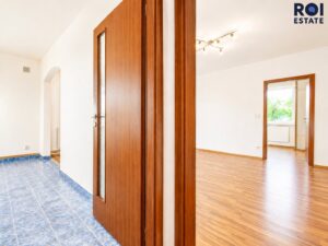 Prodej světlého bytu 3+kk s balkonem a vlastním parkováním v Nupakách – klidná lokalita blízko Prahy