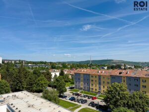 Pronájem velmi světlého a prostorného bytu 3+1 s balkonem a sklepem 77 m², Brno – Černá Pole