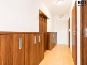 Prodej světlého bytu 3+kk s balkonem a vlastním parkováním v Nupakách – klidná lokalita blízko Prahy