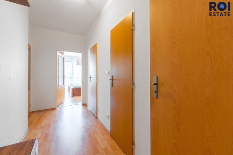 Prodej prosvětleného bytu 2+kk s balkonem a klimatizací – Brno, Komárov