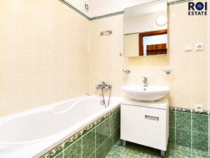 Prodej světlého bytu 3+kk s balkonem a vlastním parkováním v Nupakách – klidná lokalita blízko Prahy