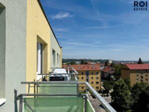 Pronájem velmi světlého a prostorného bytu 3+1 s balkonem a sklepem 77 m², Brno – Černá Pole