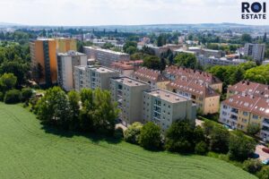Prodej prosvětleného bytu 2+kk s balkonem a klimatizací – Brno, Komárov
