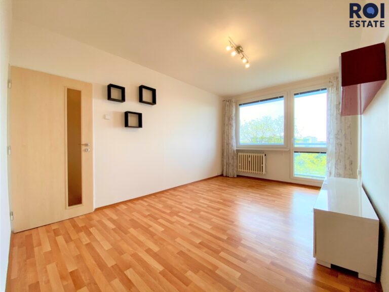 Světlý byt 2+kk s balkonem do zeleně, jen 9 minut od metra Ládví