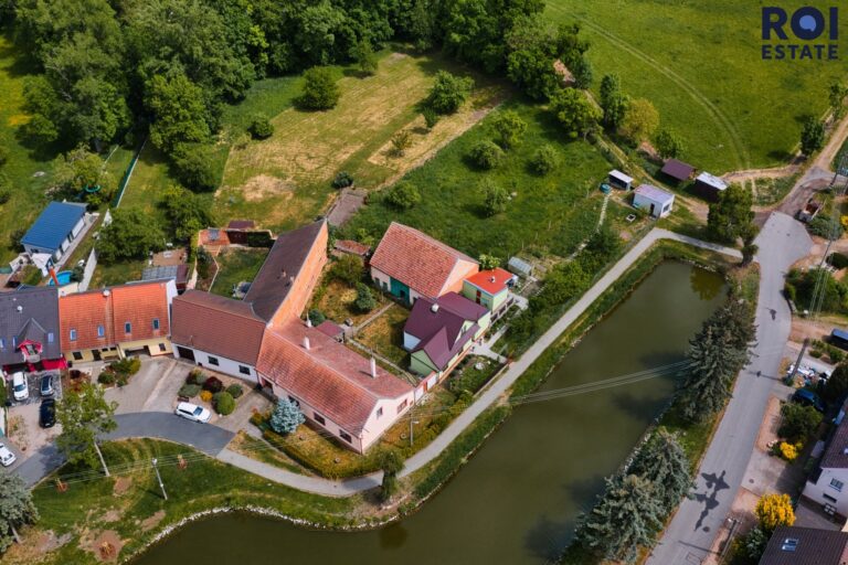 Prodej stavebního pozemku 2 254 m², Žabčice
