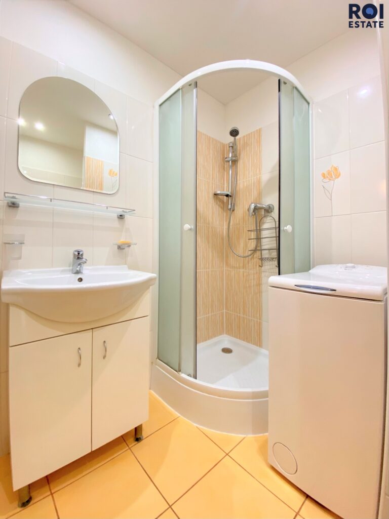Světlý byt 2+kk s balkonem do zeleně, jen 9 minut od metra Ládví