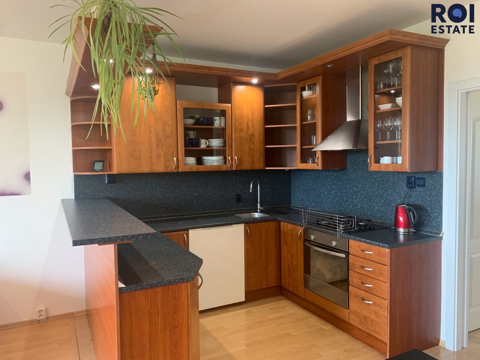 Prostorný byt 4+kk s balkonem a přírodou na dosah – Praha 12
