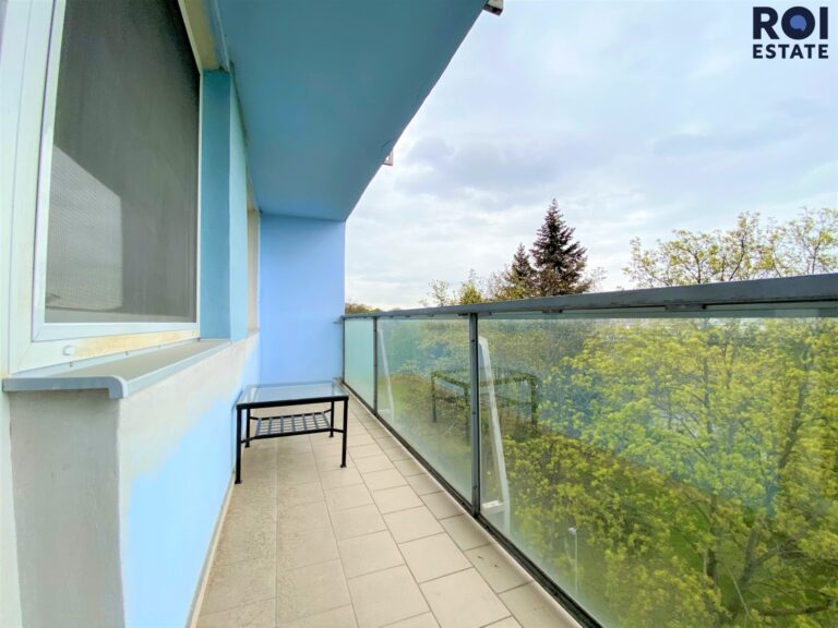 Světlý byt 2+kk s balkonem do zeleně, jen 9 minut od metra Ládví